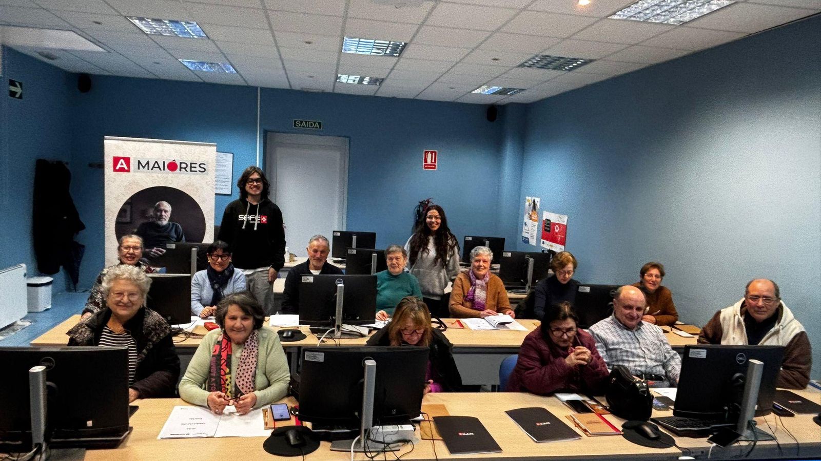 Grupo de mayores en el horario de la tarde.