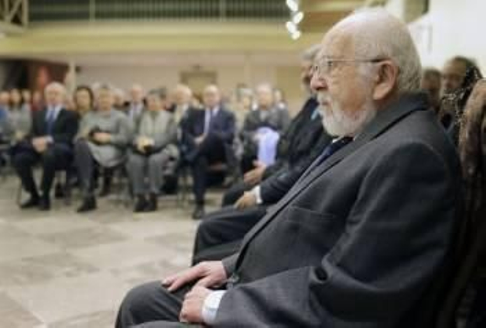 El nuevo académico de Bellas Artes, Fernando Acuña, durante el acto de ayer en Santiago. (Foto: LAVANDEIRA JR.)