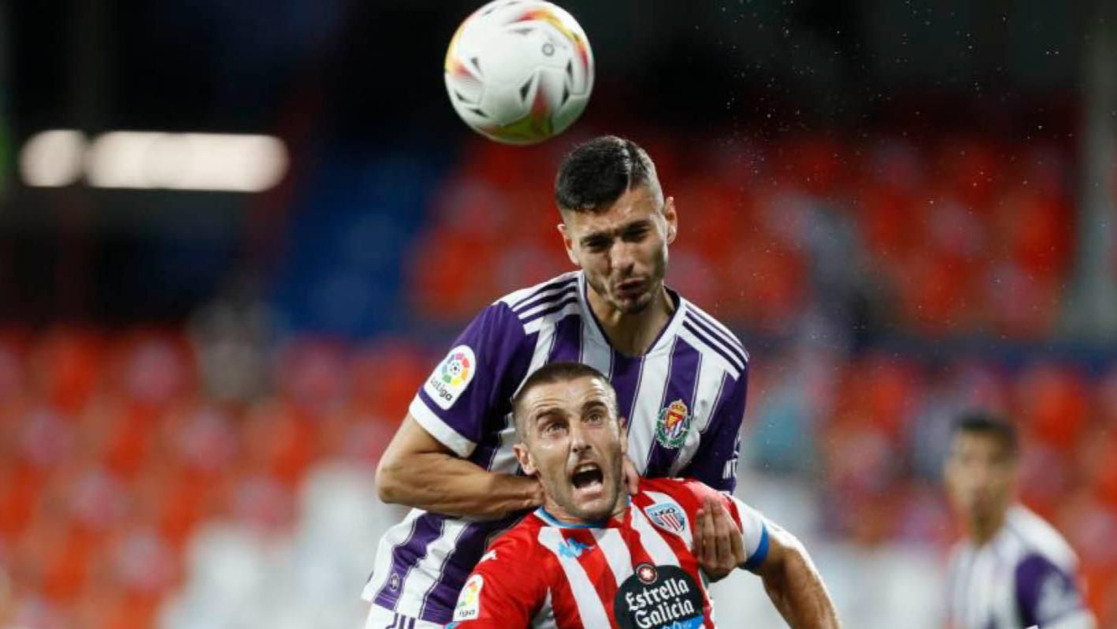 Lucha por un balón aéreo.

LALIGA