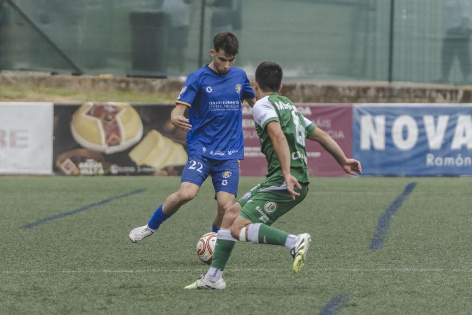 Adri Fernández, del Auriense, realiza un pase ante un rival.