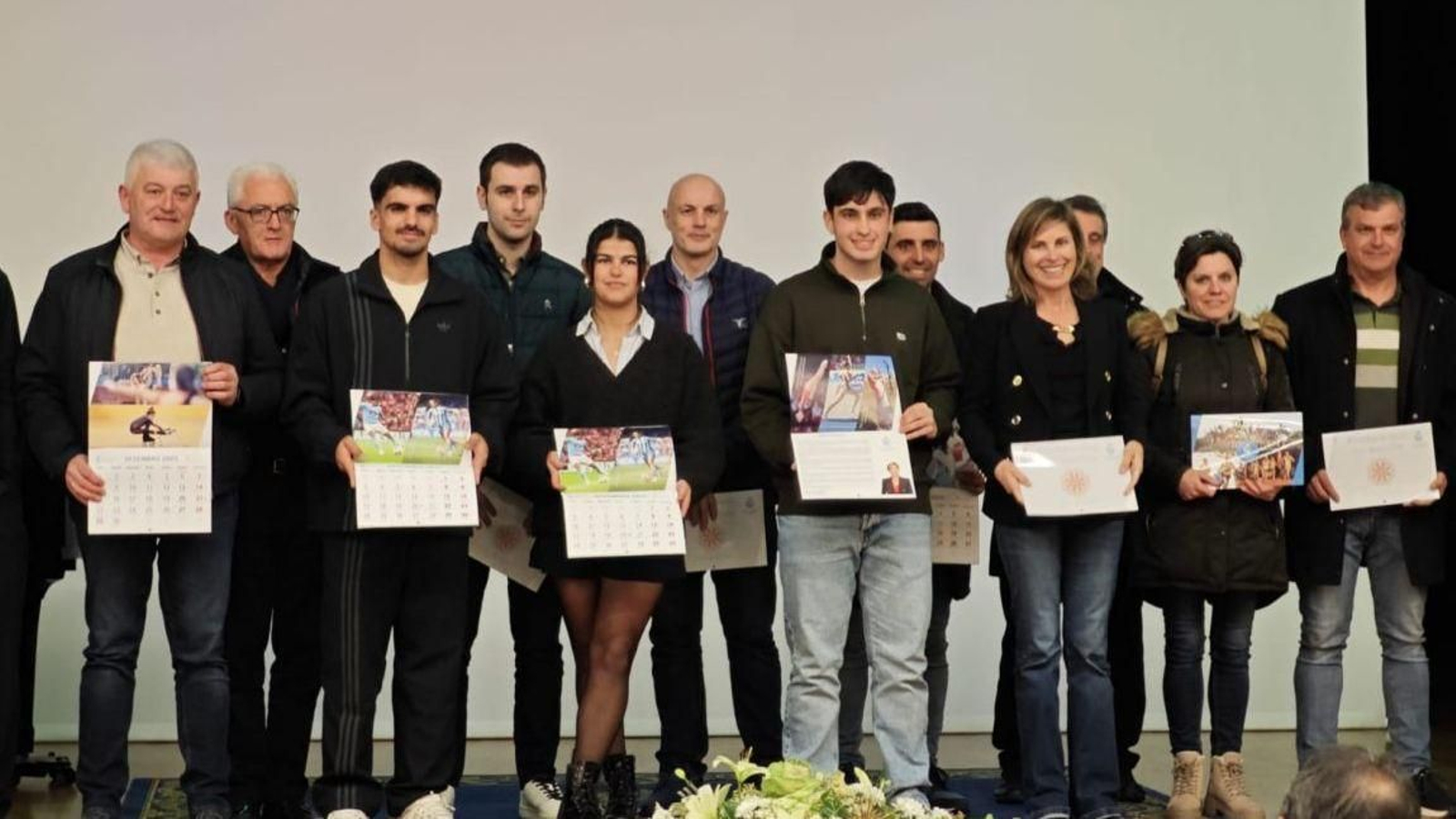 Imagen de la presentación del calendario con Nava Castro y algunos de los deportistas.