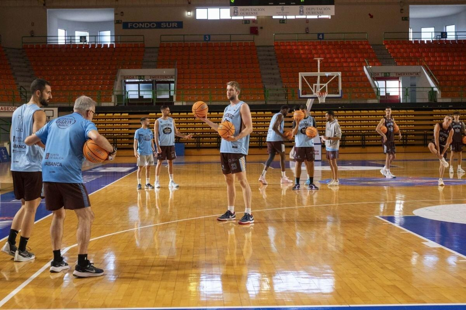 Moncho López explica algunos movimientos a sus jugadores durante un entrenamiento en el Pazo.