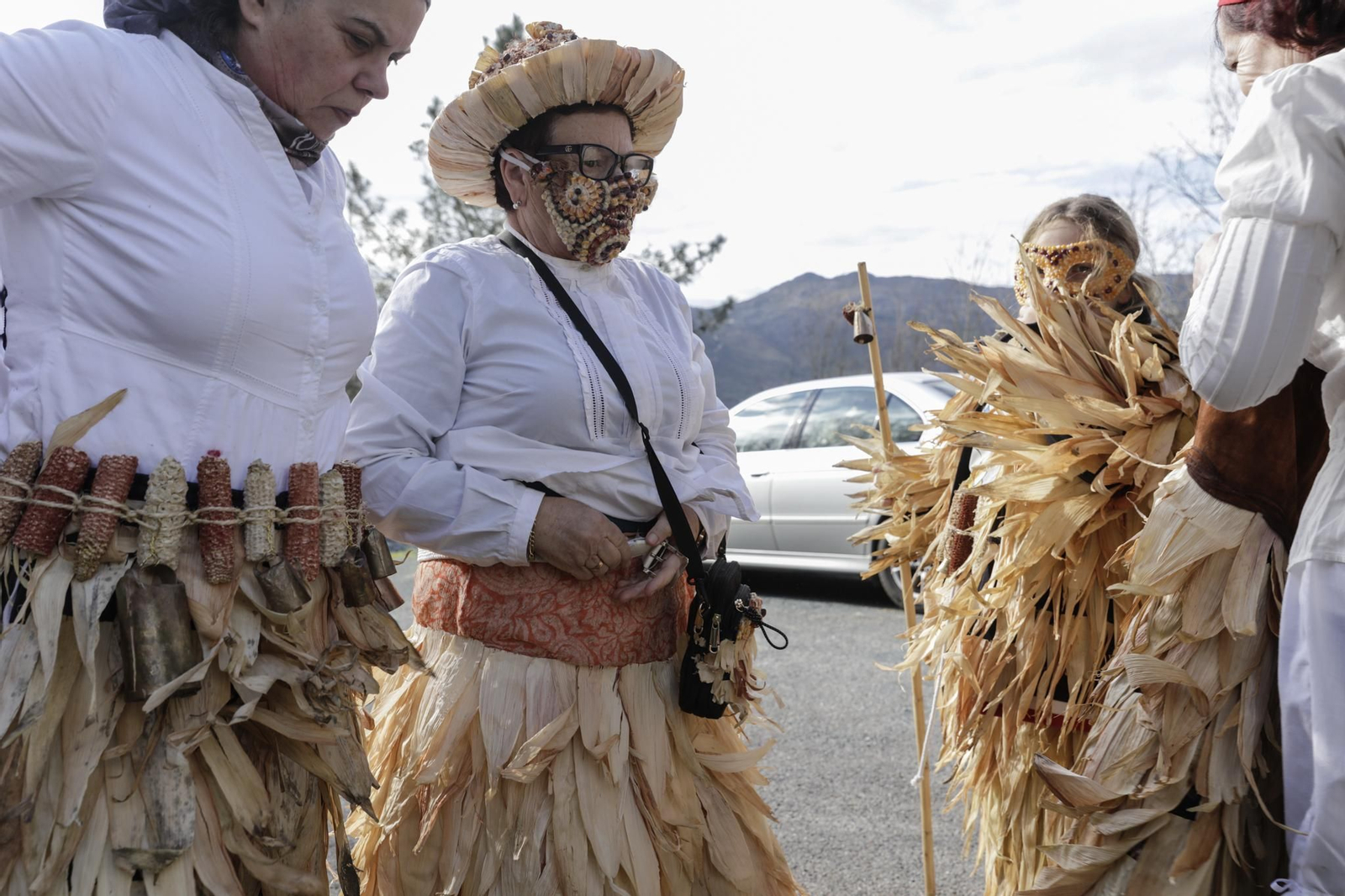 Galería | El follateiro, un traje que encuentra su materia prima en la naturaleza
