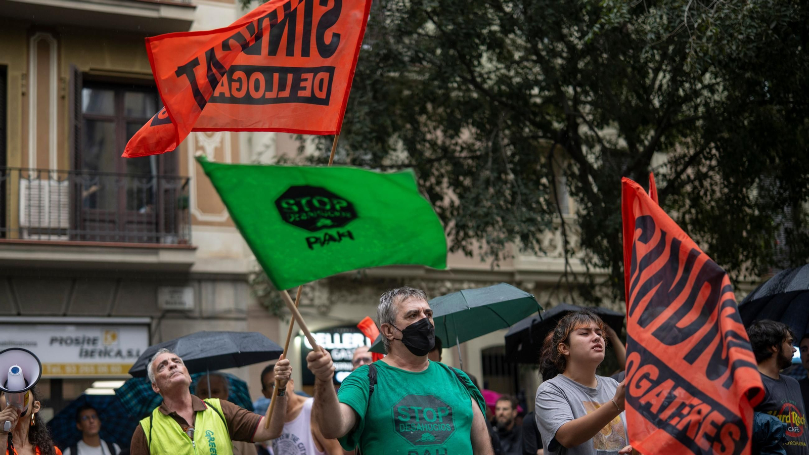 Manifestantes concentrados ante el cordón policial desplegado en los aledaños del Congreso de los Diputados durante la protesta en defensa del derecho a la vivienda