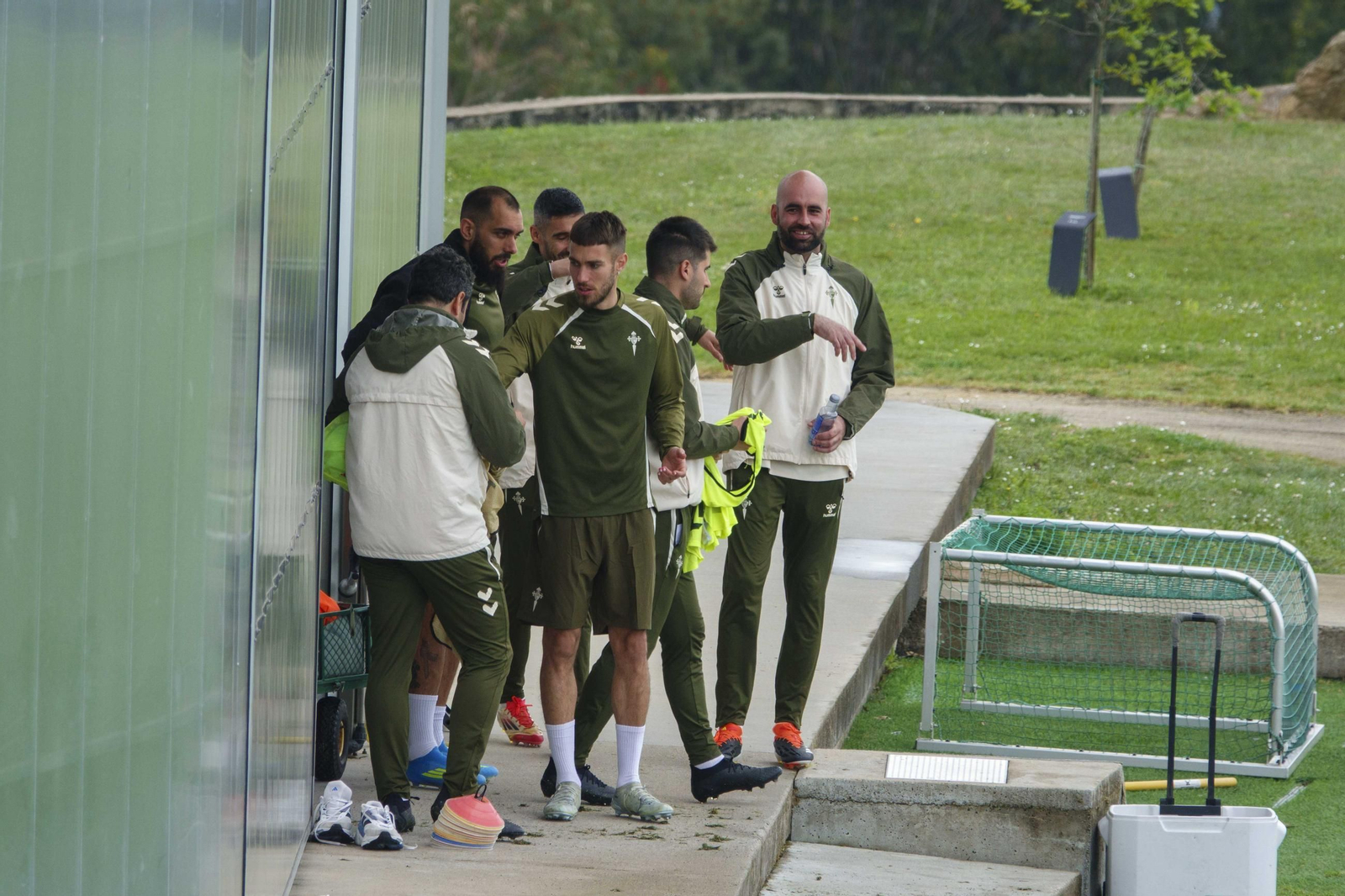 Claudio Giráldez, junto a jugadores y miembros del cuerpo técnico ayer en Mos.
