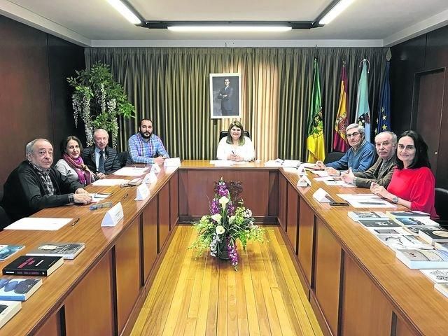 Jurado del premio Antón Losada Diéguez reunido en el salón de plenos de Boborás.