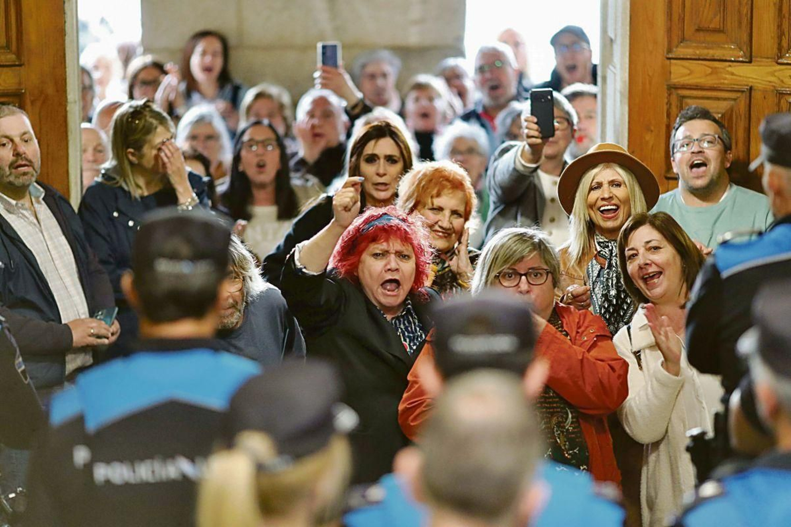 Bronca a las puertas del Concello durante la celebración del último pleno.