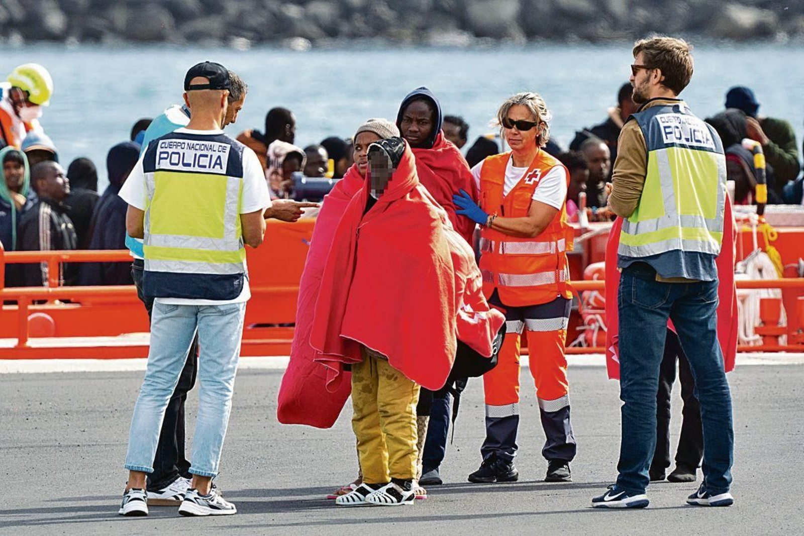 Varios servicios de emergencia atienden a migrantes recién rescatados de un cayuco.