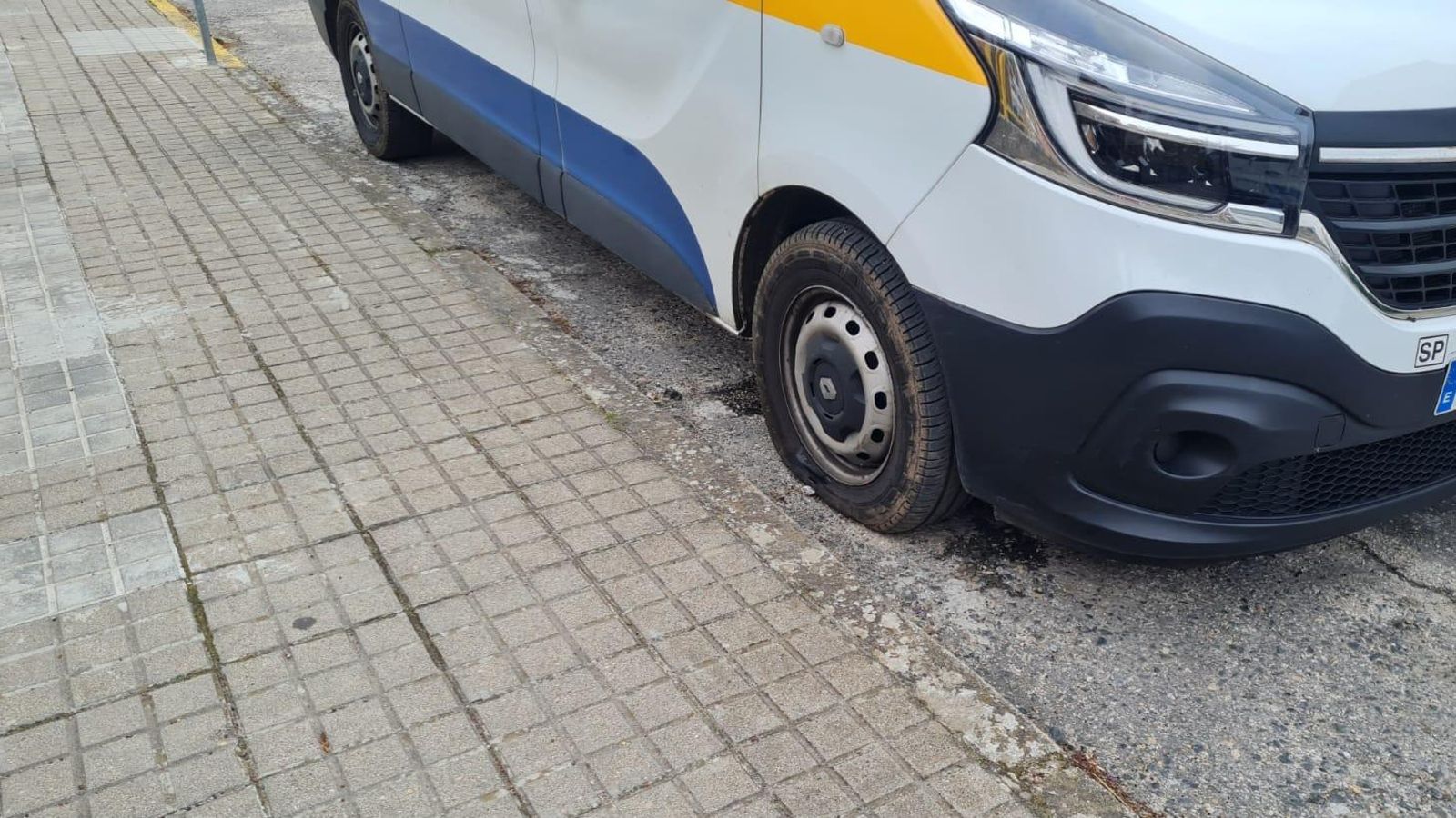 Rueda pinchada de uno de los autobuses de Trives.