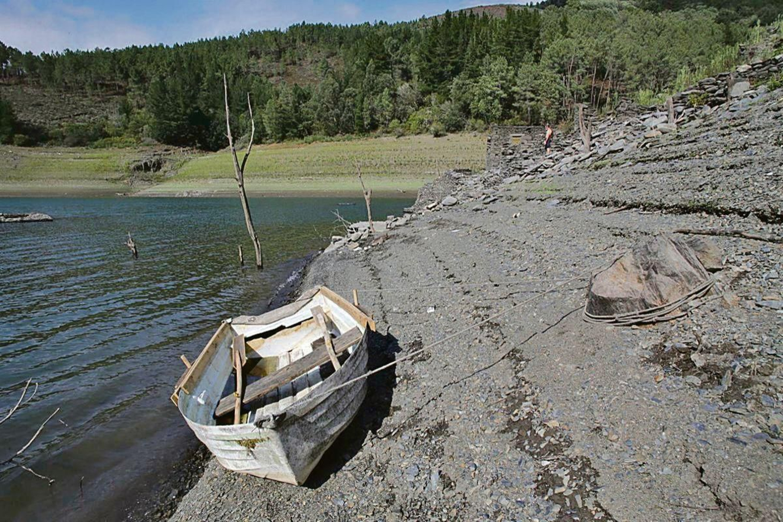 Una barca de madera en el embalse de Negueira de Muñiz, en Lugo.