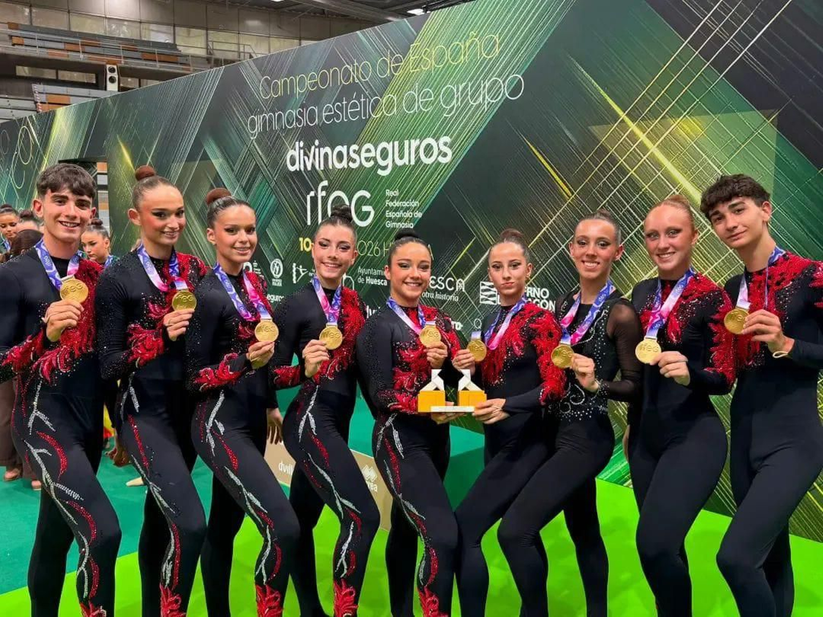 Mónica, Laura, Lara, Nicole, Daniela, Noa, Aroa, Alejandro y José  con su medalla de oro ganada en el Campeonato de España de gimnasia en la categoría senior de grupos mixto.