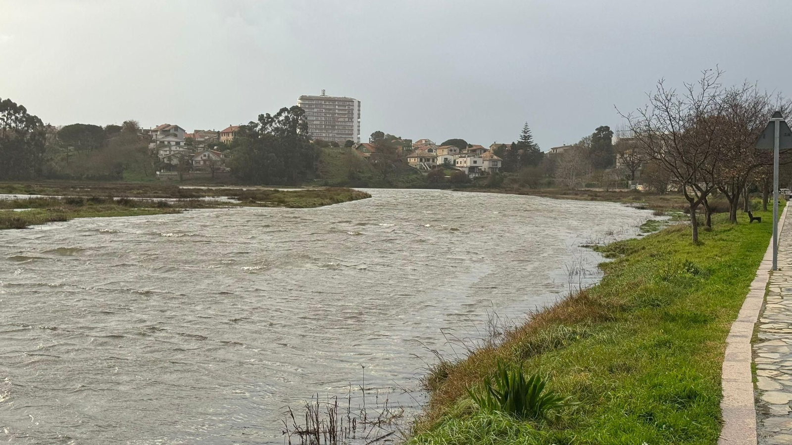 Una imagen espectacular del cauce del Lagares en su desembocadura, por efecto del temporal.