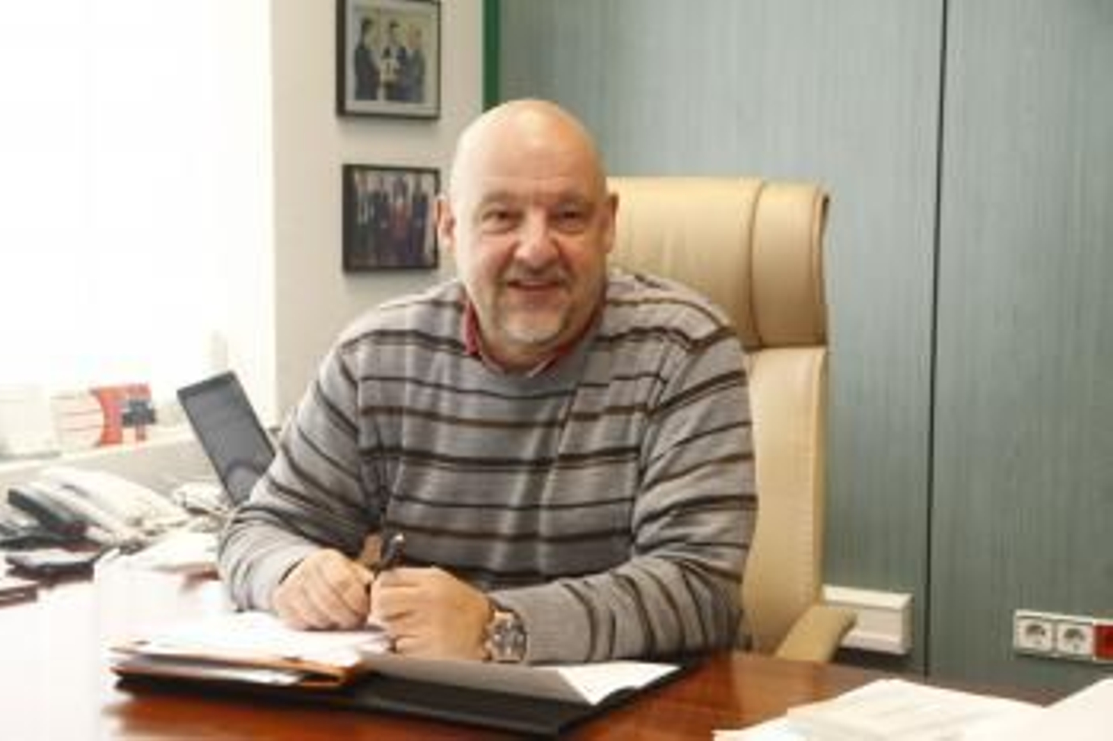 Vázquez Mao, en su despacho de la sede central del Eixo Atlántico de la Eurorregión, en Vigo.