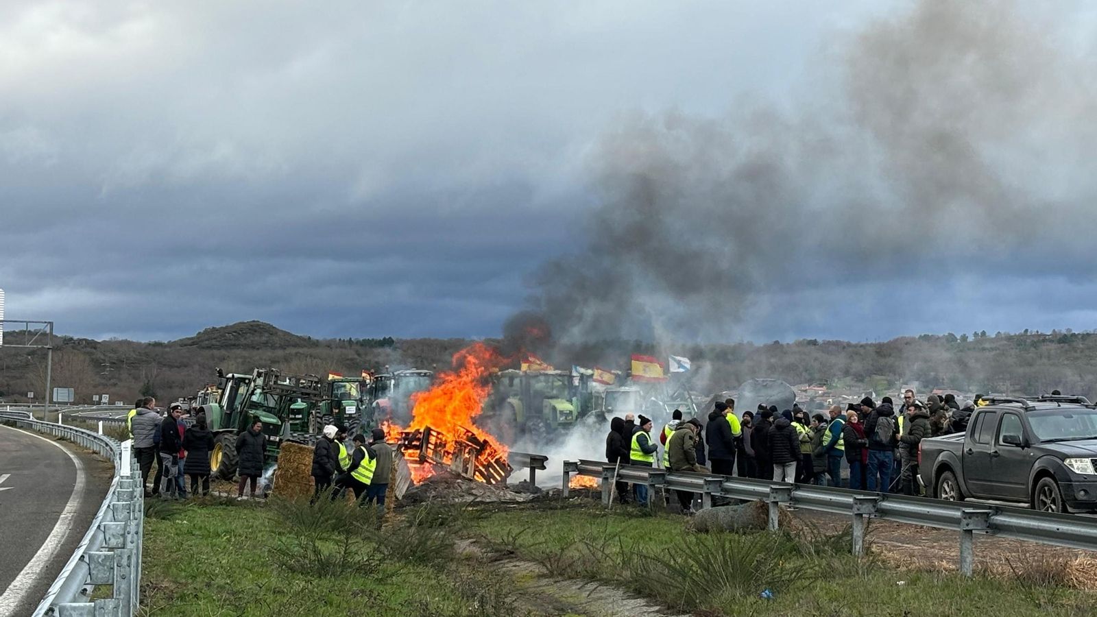 Fuego y rollos de paja en la mañana de este lunes 12 antes de que se retiraran los tractores de la A-52
