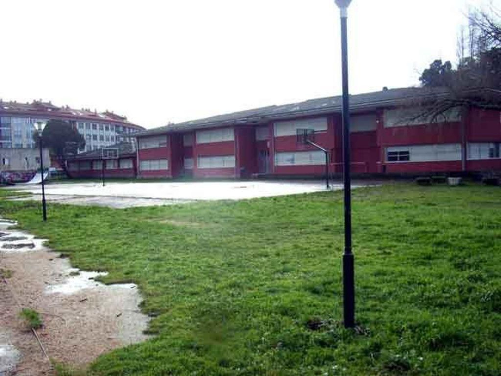 Uno de los colegios antiguos que Gondomar pondrá a disposición de la Xunta.