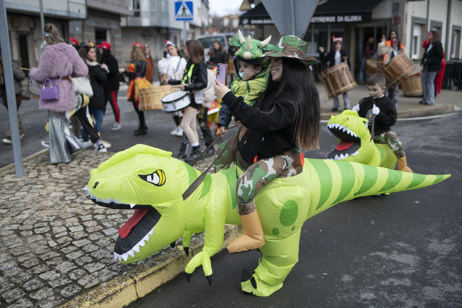 Galería | Viana do Bolo da inicio a su Entroido con el folión femenino