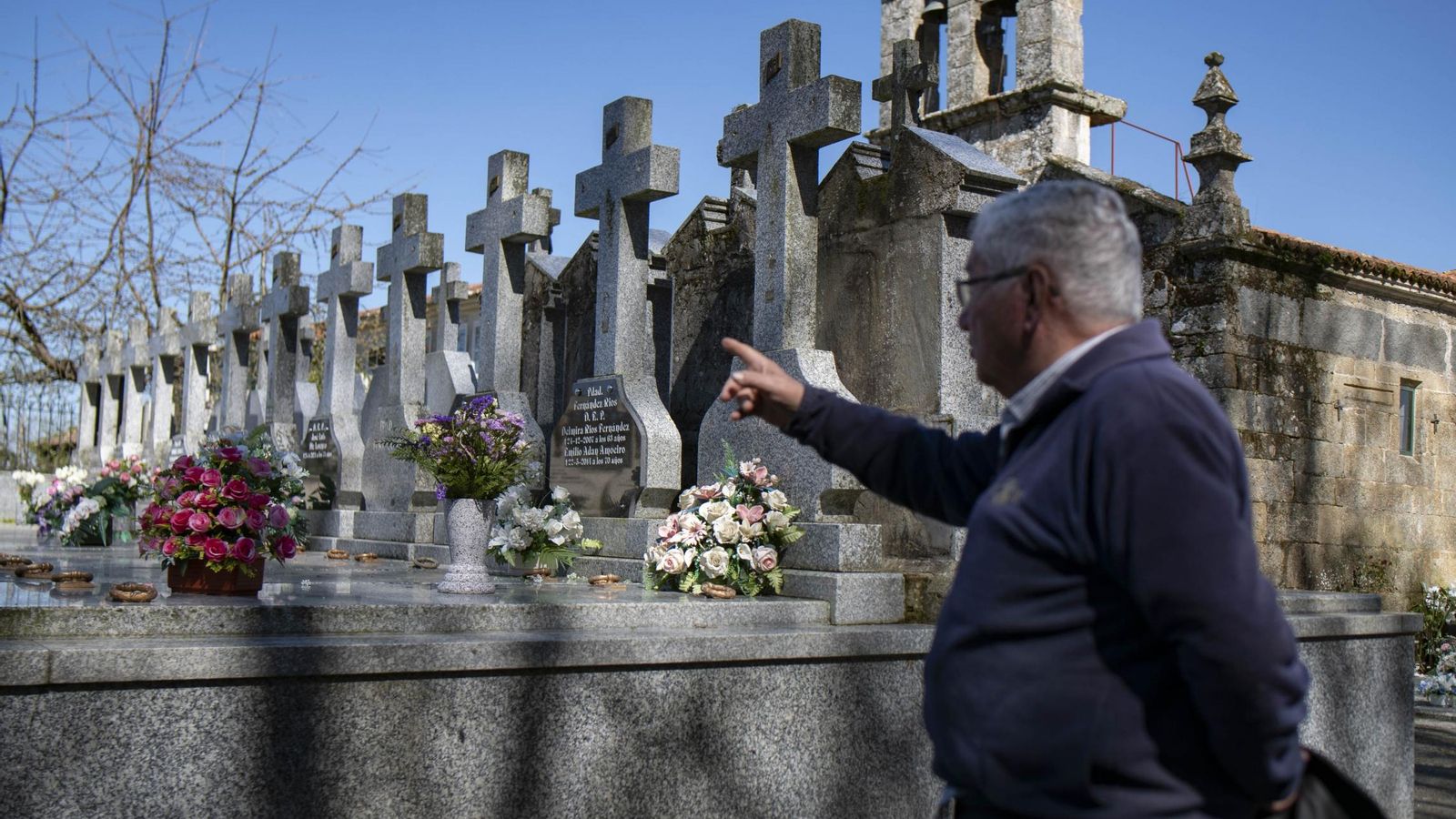 Los ladrones de metal tienen nuevo objetivo: los cementerios. Cuatro han sido asaltados en diez días en la provincia y los crucifijos de bronce de las tumbas han sido el botín. El párroco de Viveiro, en Celanova, señala una fila de tumbas profanadas.