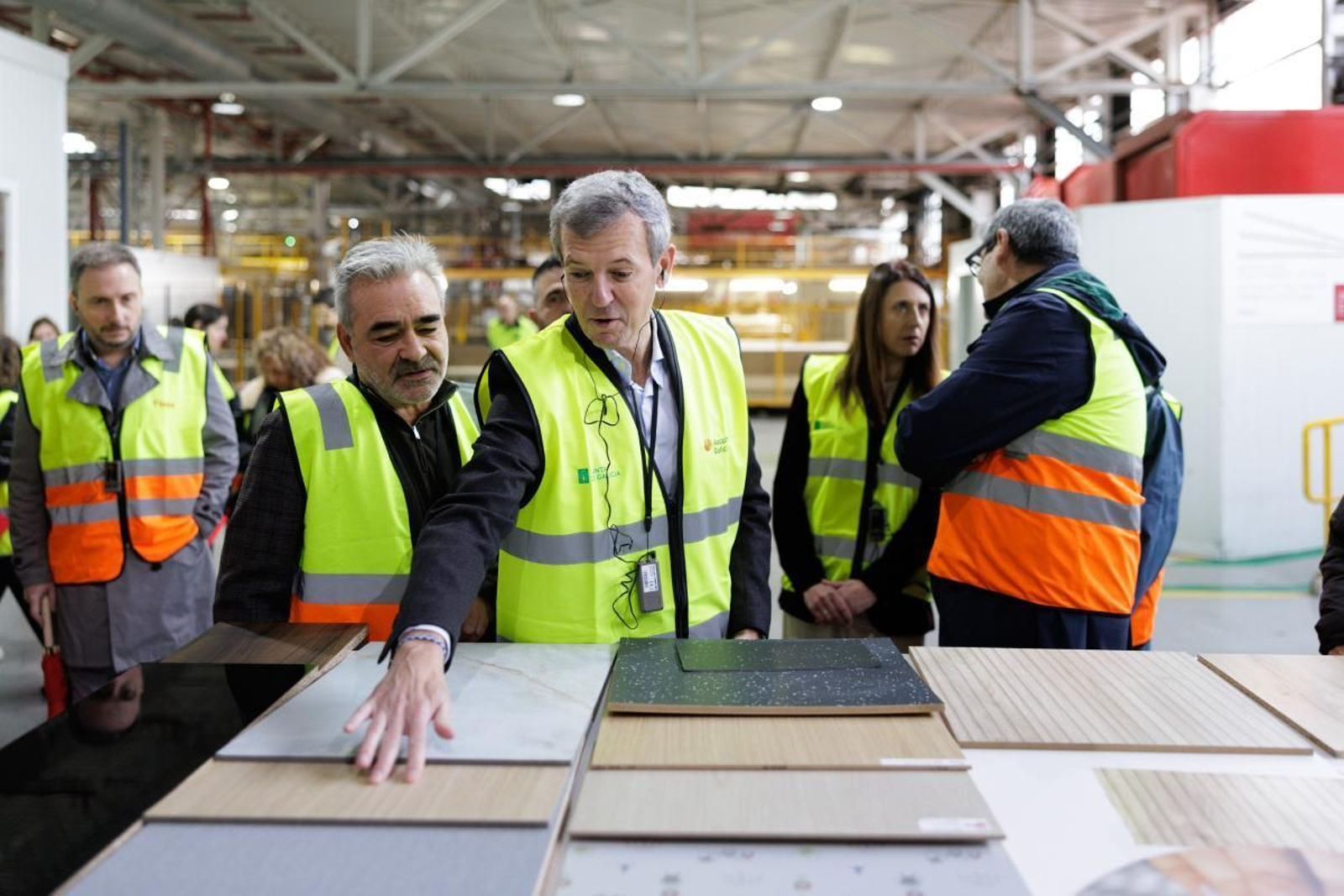 Rueda, durante la visita a Finsa.