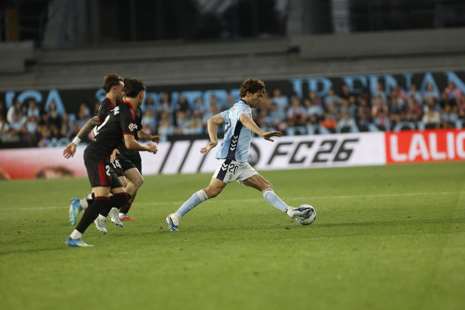 El club es optimista con la continuidad de Marcos Alonso durante una temporada más, aunque no tanto con la de Mingueza.