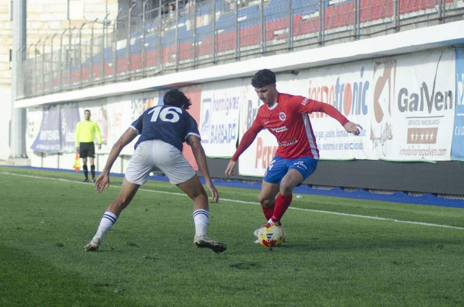Simón Luca, defensa de la UD Ourense, intenta superar a un contrario.