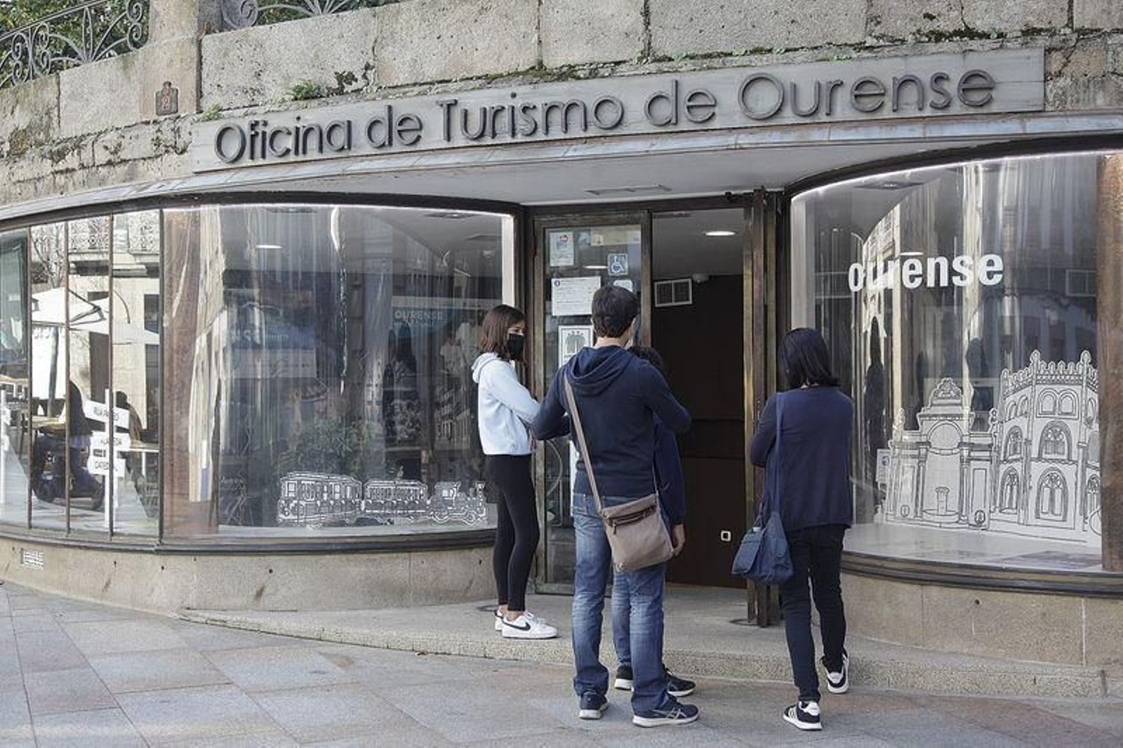Turistas en Ourense este martes festivo