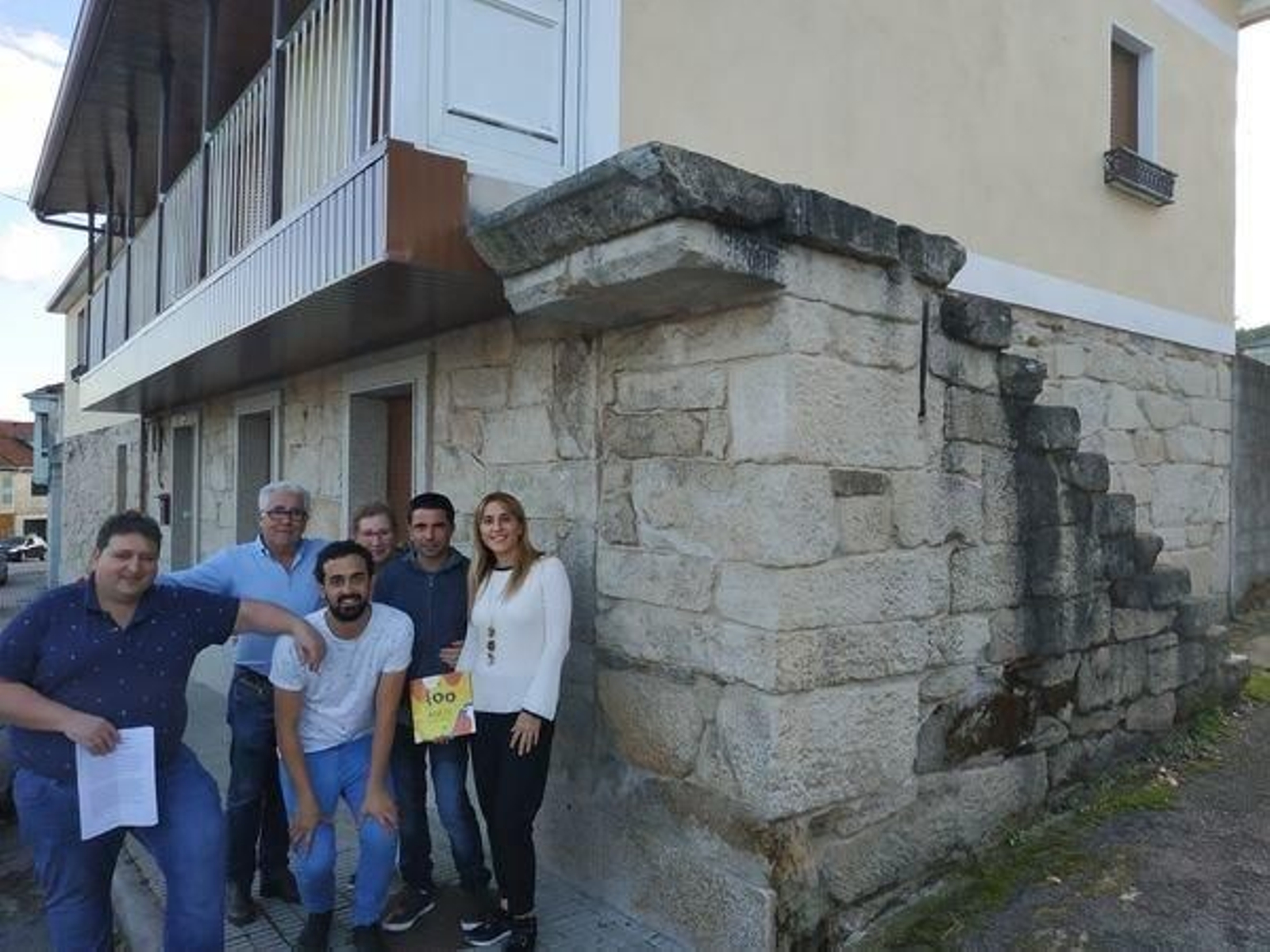 Algunos vecinos de Vilavidal posan junto a la primera casa del pueblo.