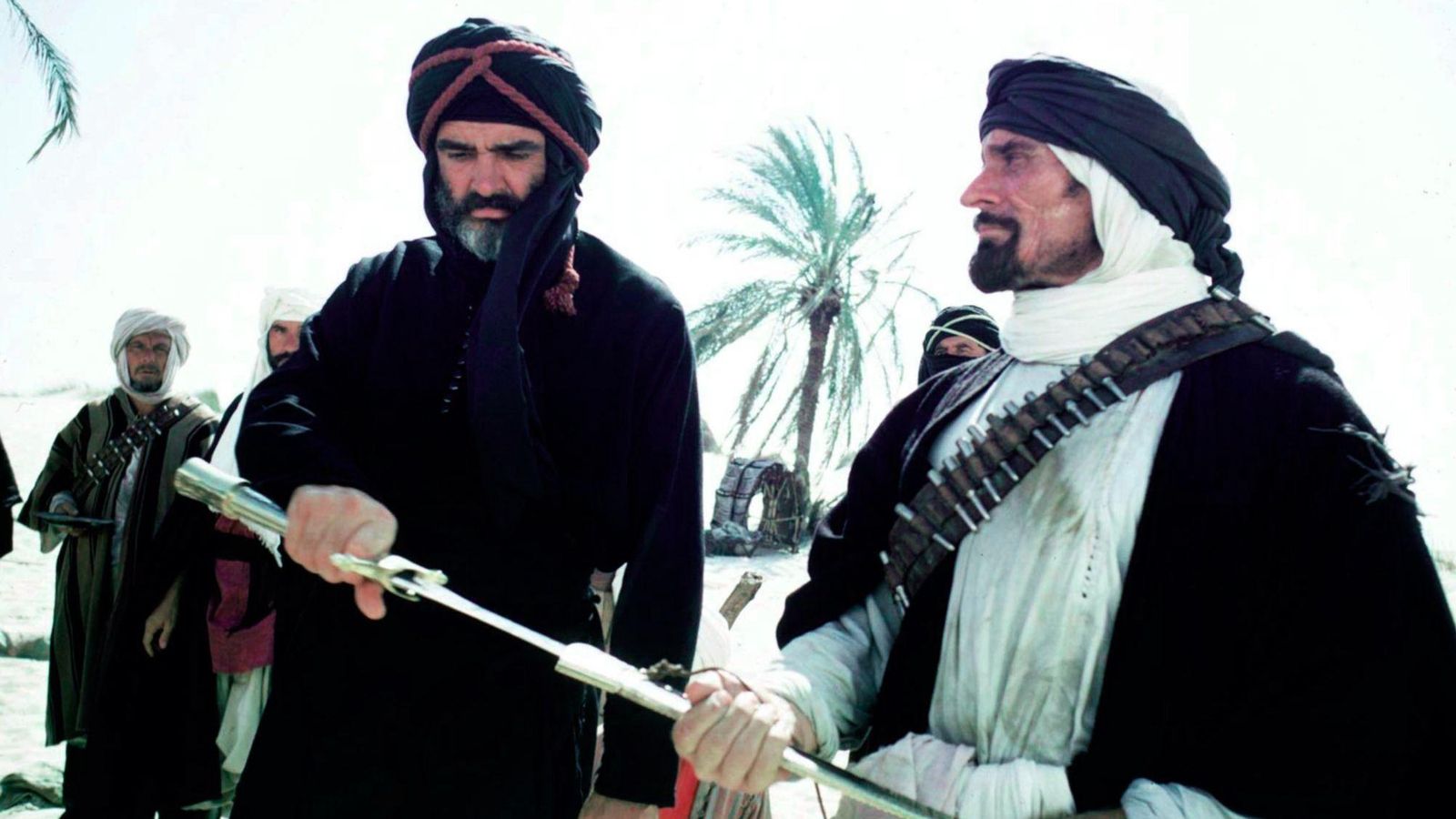 Sean Connery recibiendo una espada a manos de Bar Boo en “El viento y el león” (1975).