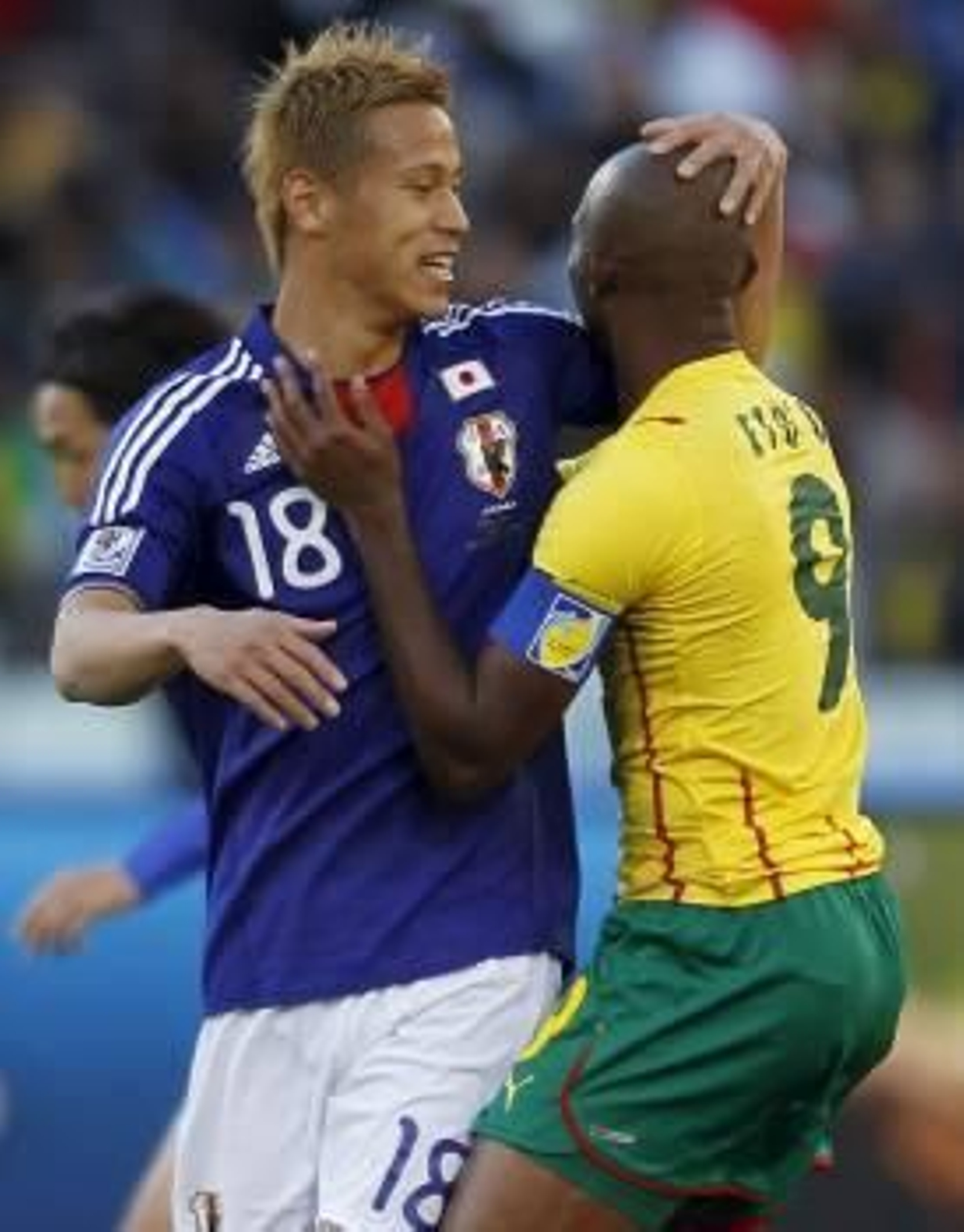 El japonés Honda abraza a Samuel Eto'o (Foto: Yuri Kochetkov)