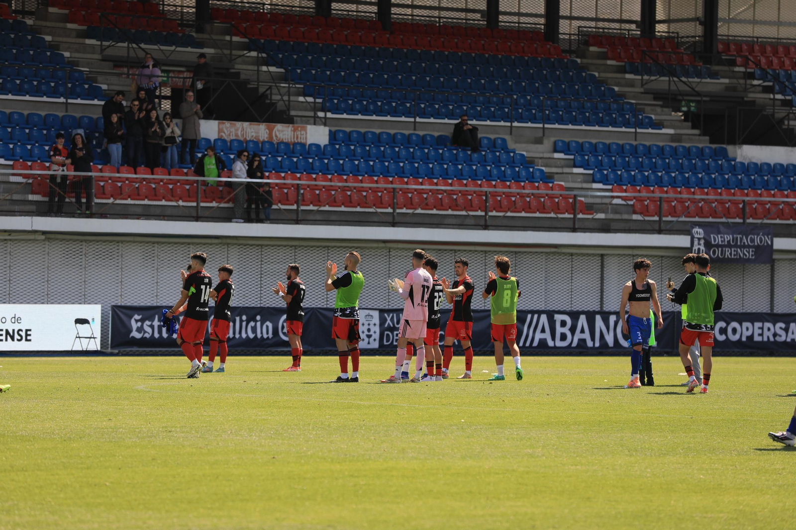 Galería | El buen tiempo acompaña el duelo en O Couto entre Ourense CF y Ponferradina