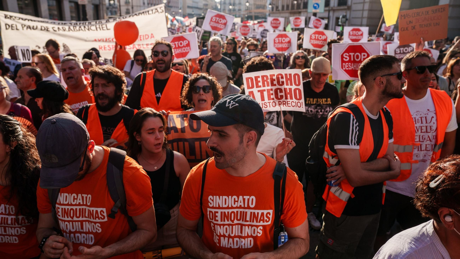 Voluntarios del Sindicato de Inquilinas durante una manifestación para denunciar el desahucio de Maricarmen Abascal.
