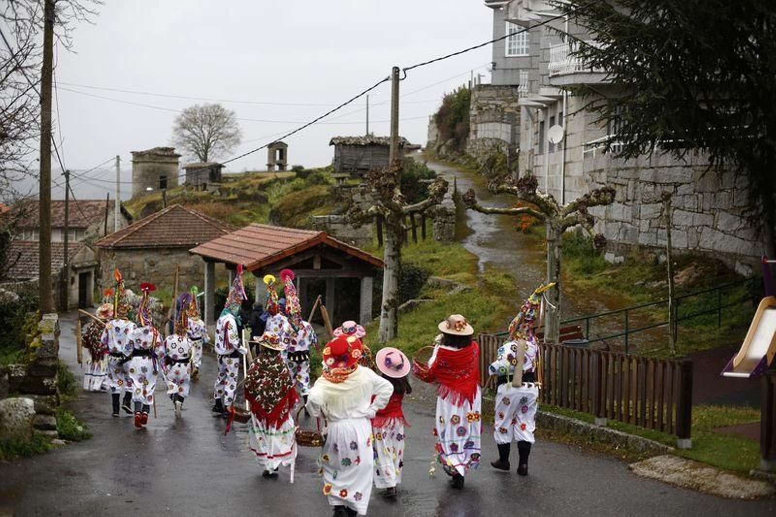 Mugares (Toén). 05/03/2019. Martes de entroido en Mugares coa saida dos Labordeiros e as Señoritas detras do Mazaruco e a Mazaruca polas rúas da aldea.
Foto: Xesús Fariñas