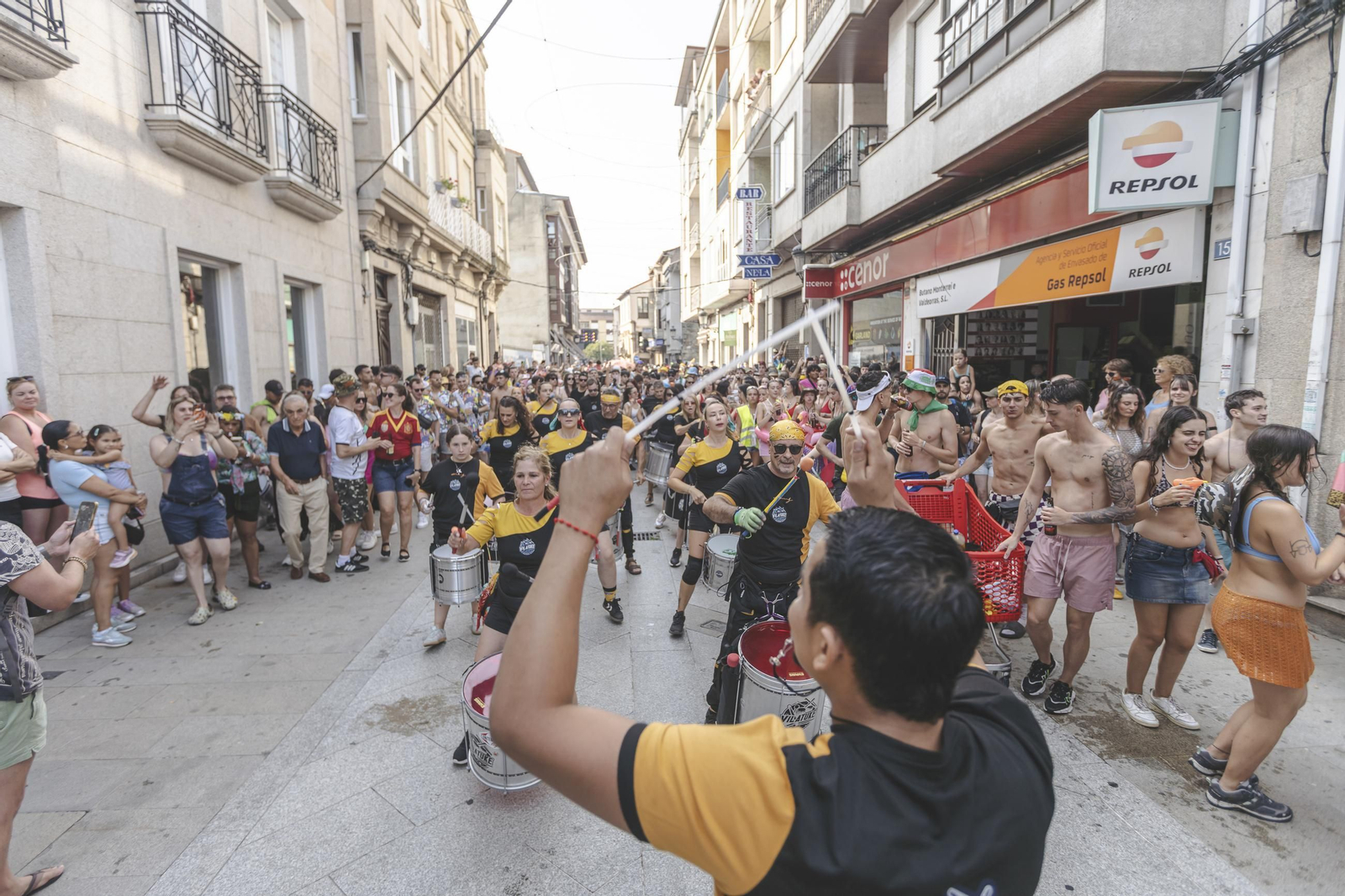 Galería |  Verín se echa a la calle al compás de las batucadas