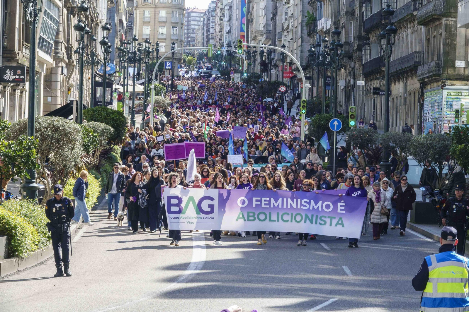 Galería | Las calles de Vigo se pintan de morado por el Día Internacional de la Mujer