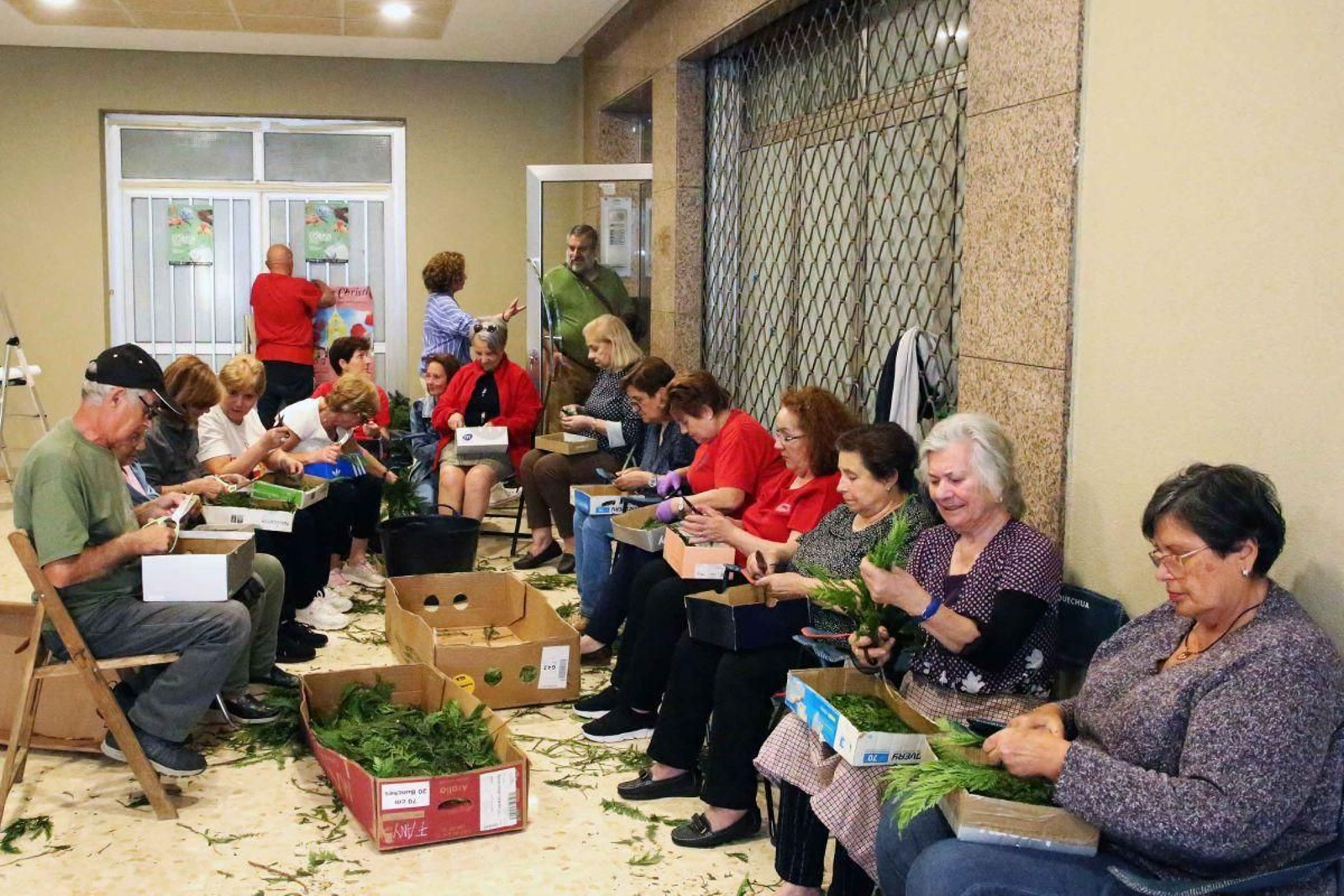 Mujeres y hombres, deshojando mirtos en el Portal Alfombrista Cantón de Boavista.
