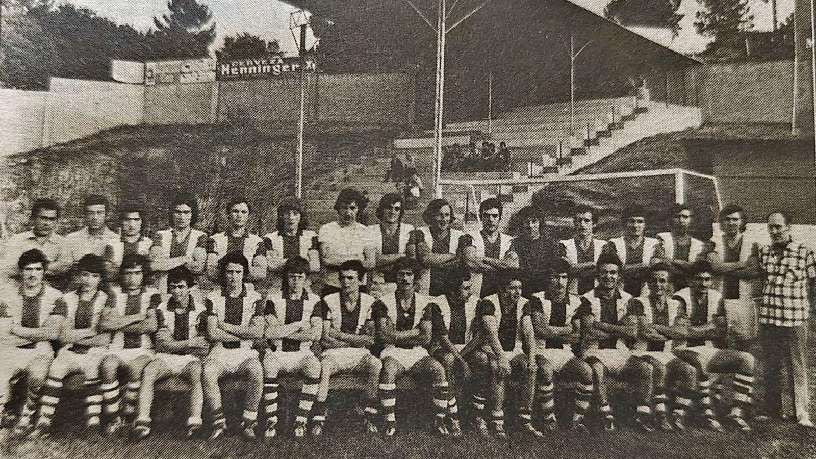 La plantilla del Sporting de Celanova con el presidente, entrenador y masajista.