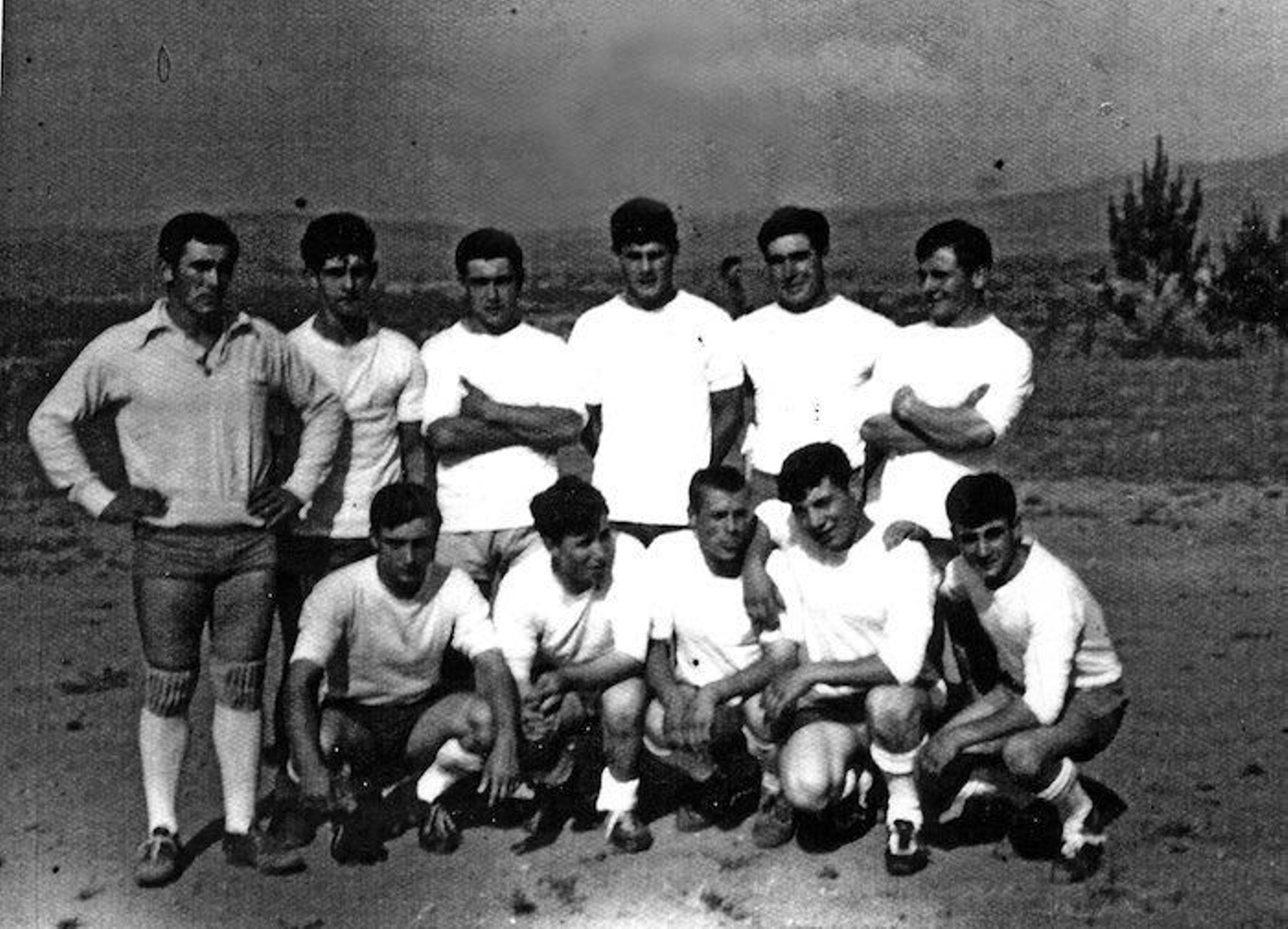 Mingos, Edesio, Herminio, Selas, Enrique y Paco (arriba). Suso, Mera, Arturo, Rojo y Serafín (abajo). El primer equipo del CD Ramiranes
