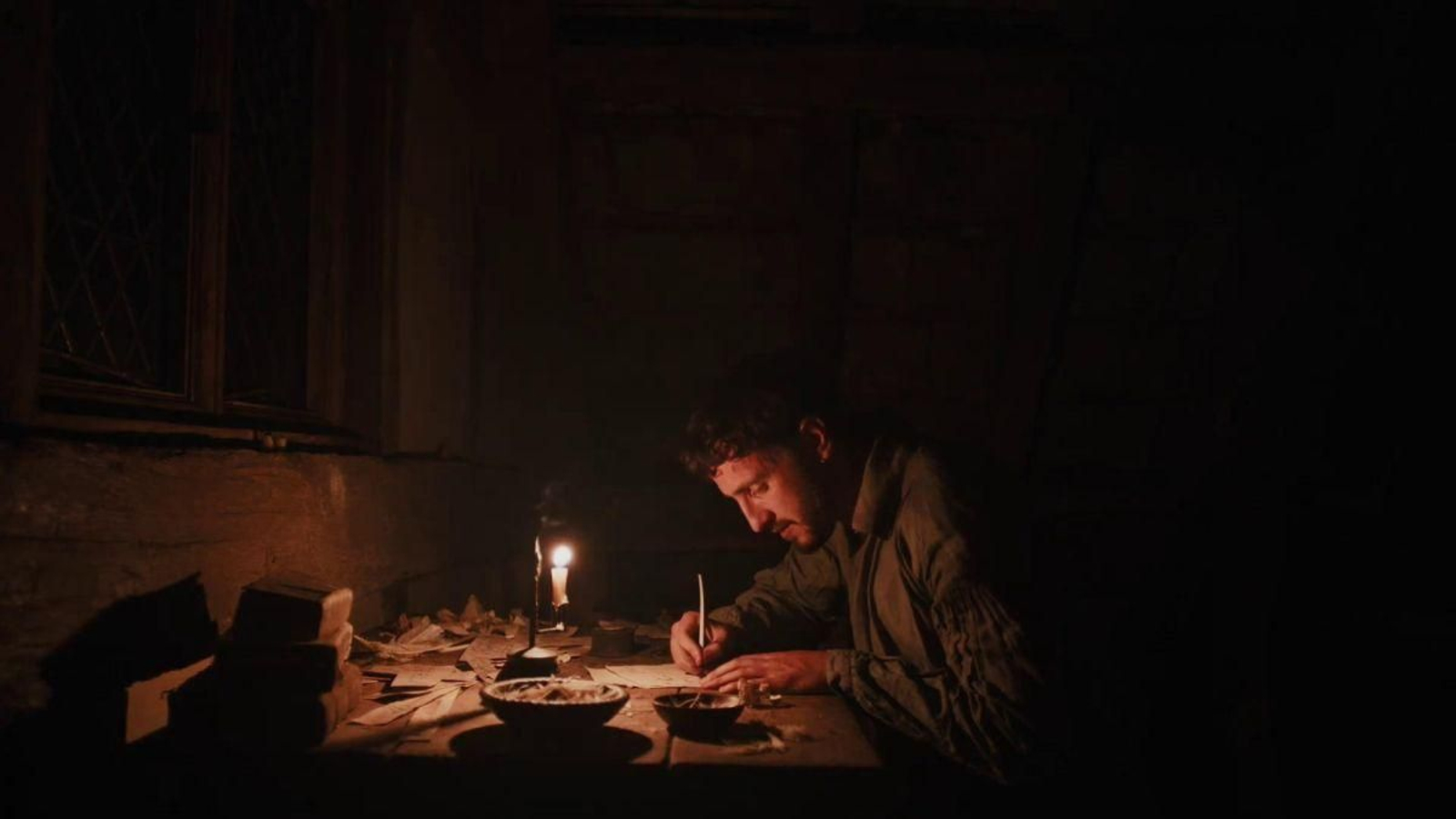 Con Hamnet a cineasta Chloé Zhao rescata o best seller de Maggie O’Farrel para relatar as fantasmas e o latexo que habitan en Hamlet.