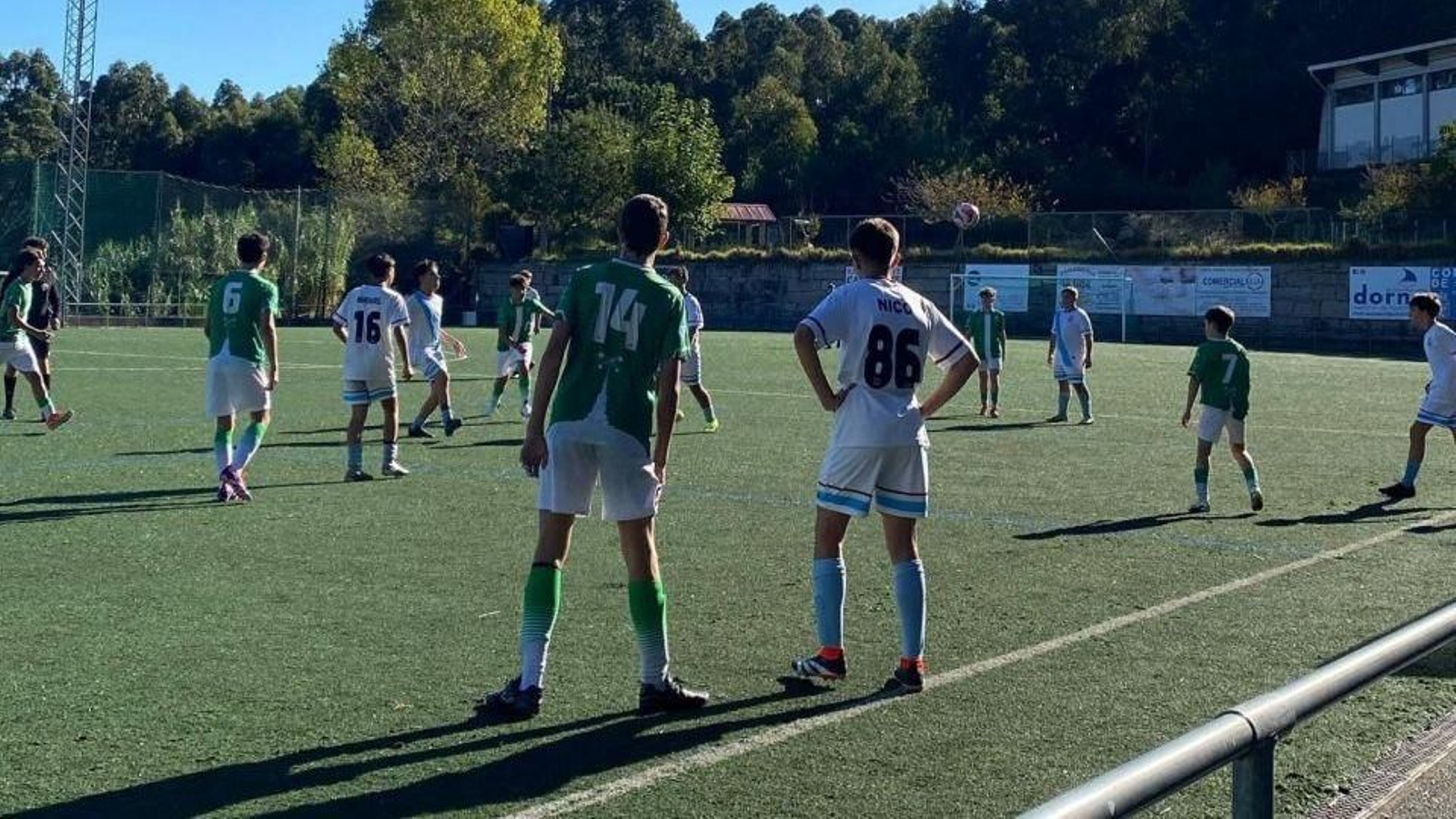 Un partido en el campo del Cruceiro do Hío C.F.