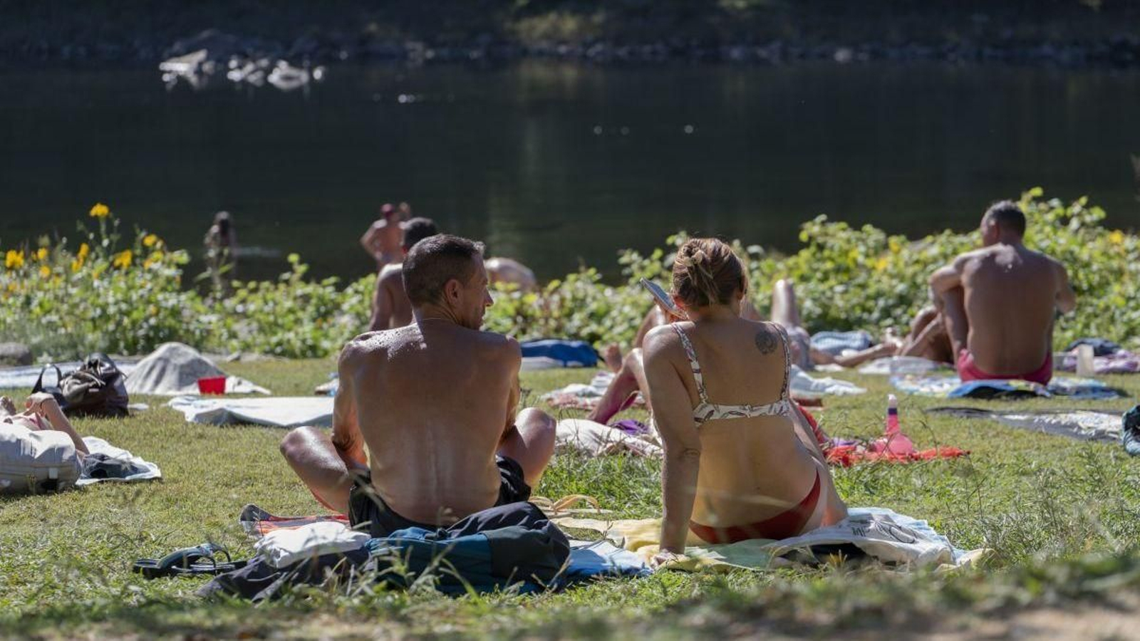 Los ourensanos volvieron a las riberas del Miño, ayer, en el último día del verano, a casi 40 grados.