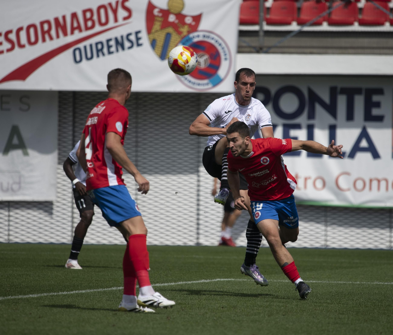 Galería | Las mejores jugadas del partido entre la UD Ourense y la UB Conquense, en imágenes