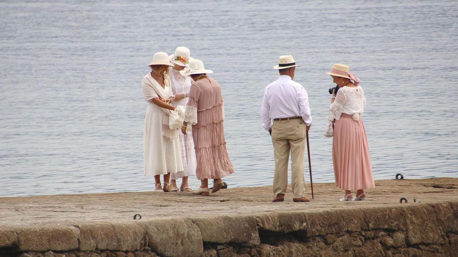 Varias personas caracterizadas en el muelle