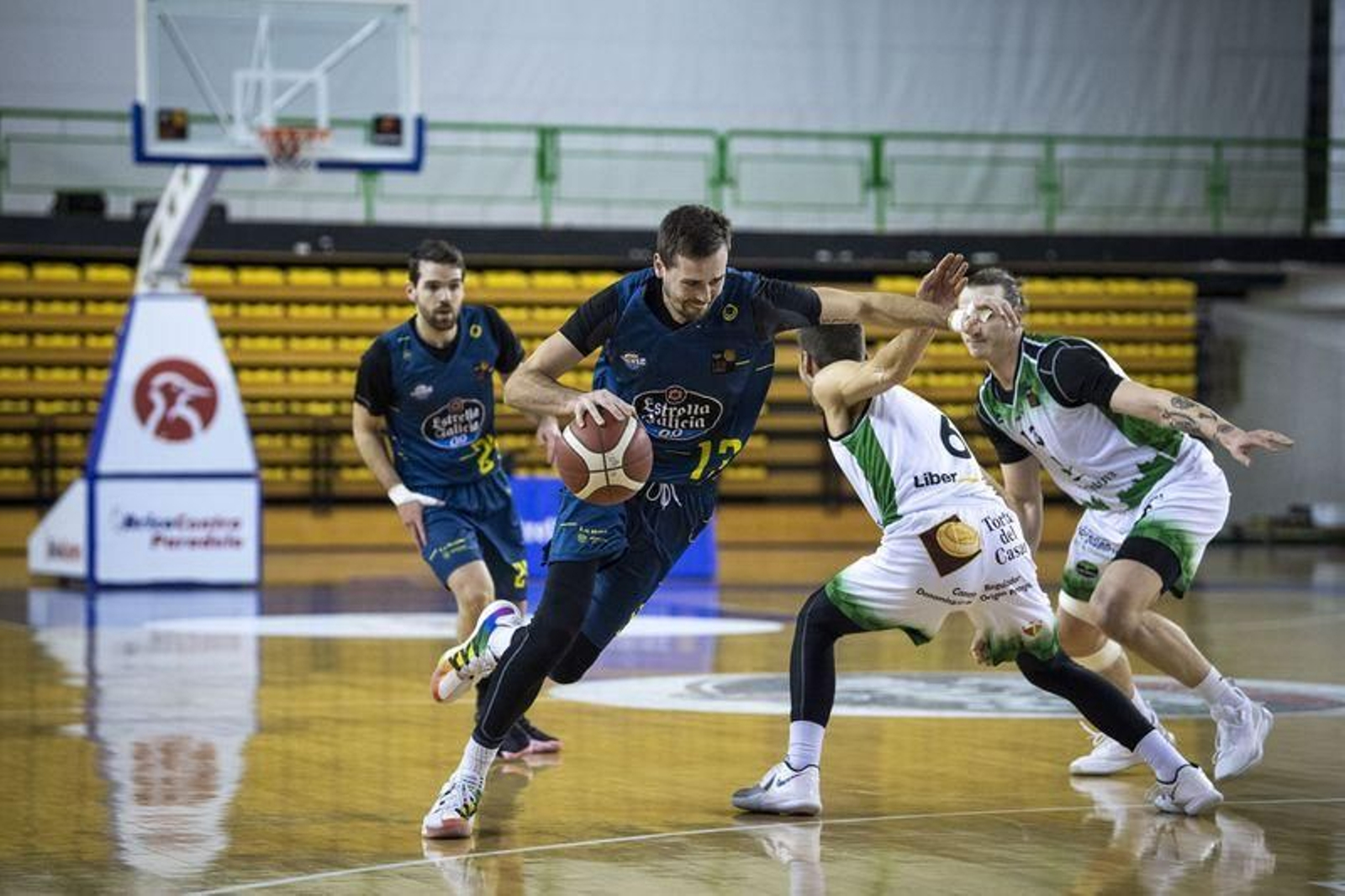 Partido en el Pazo entre el COB y el Cáceres // FOTO: ÓSCAR PINAL
