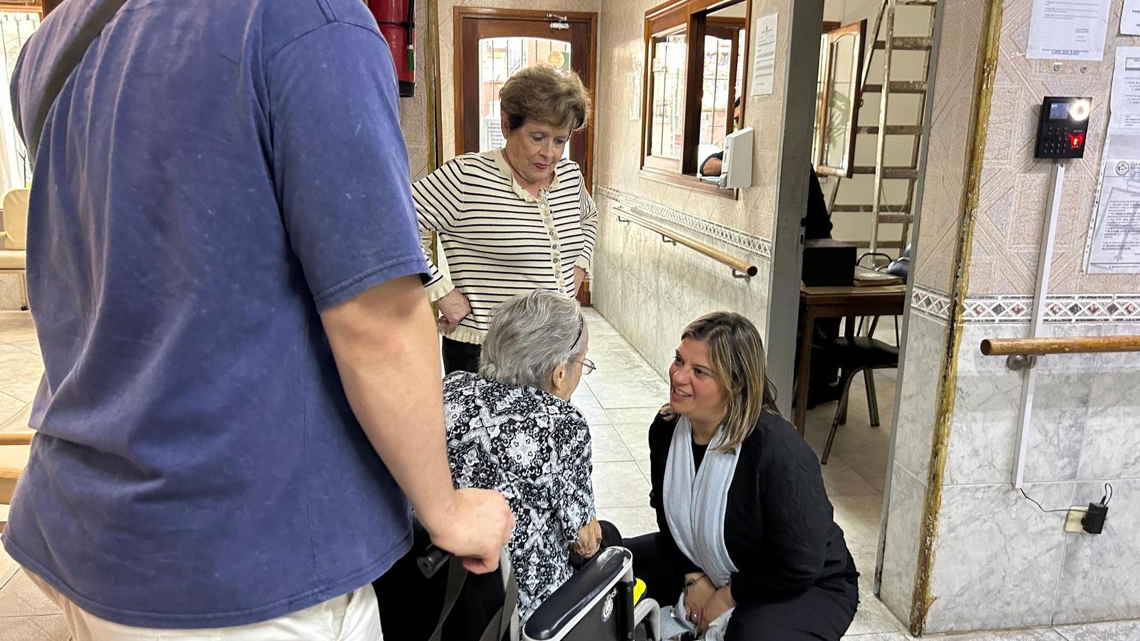Gimena Llamedo conversando con algunos de los residentes