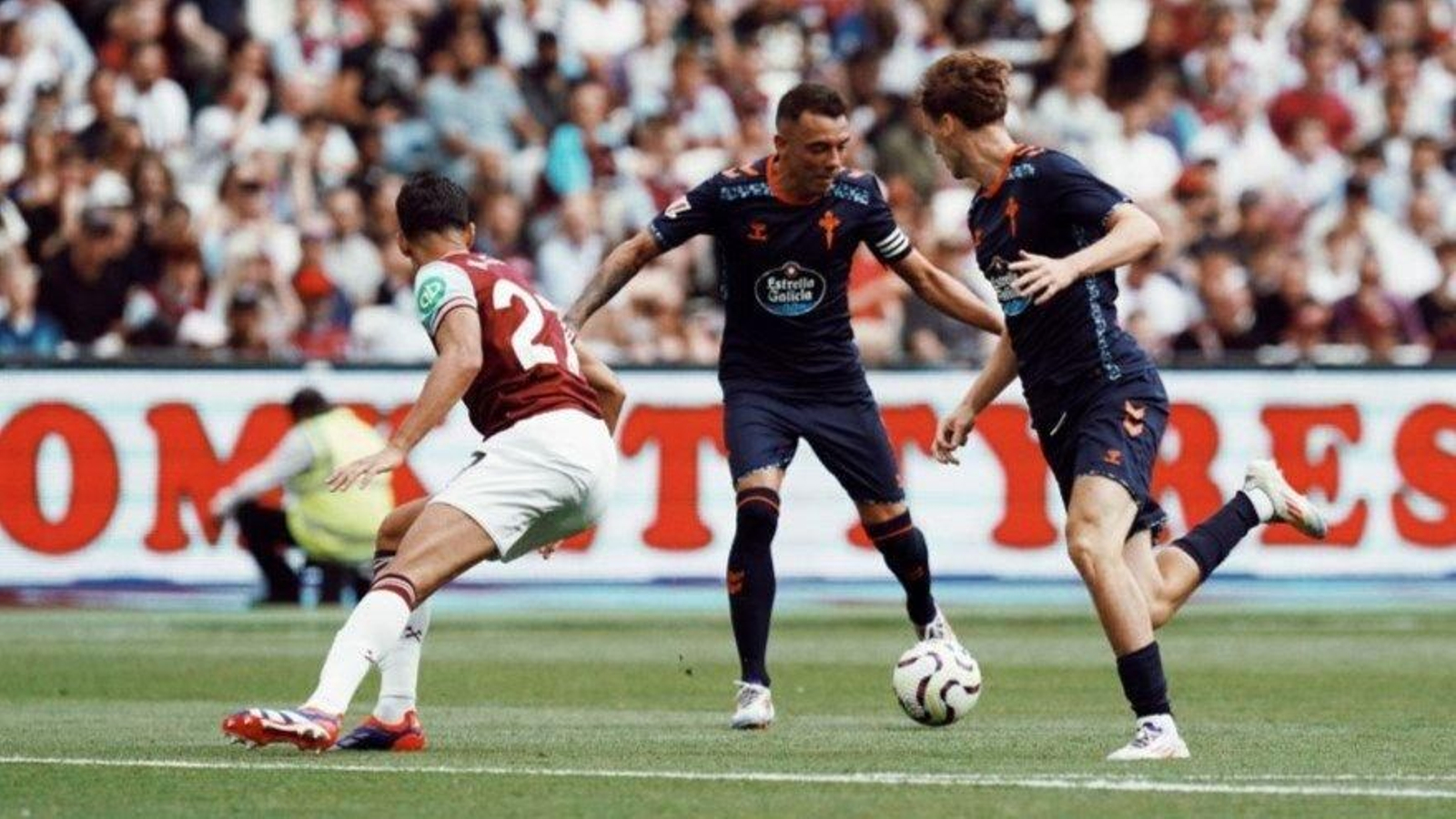 Iago Aspas espera el desmarque de Williot Swedberg para buscar una asistencia en el borde del área.