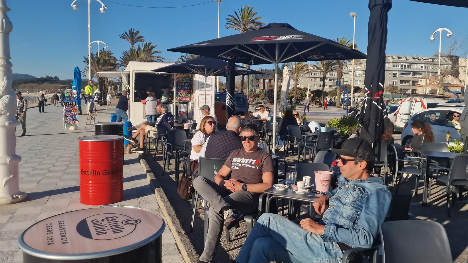 La playa de Samil ayer con los kioscos de verano ya abiertos.