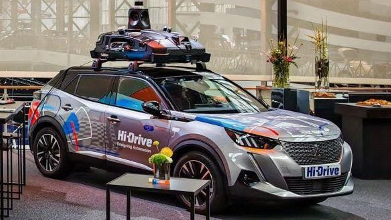 Un modelo Peugeot 2008 eléctrico en una demostración en Bruselas.