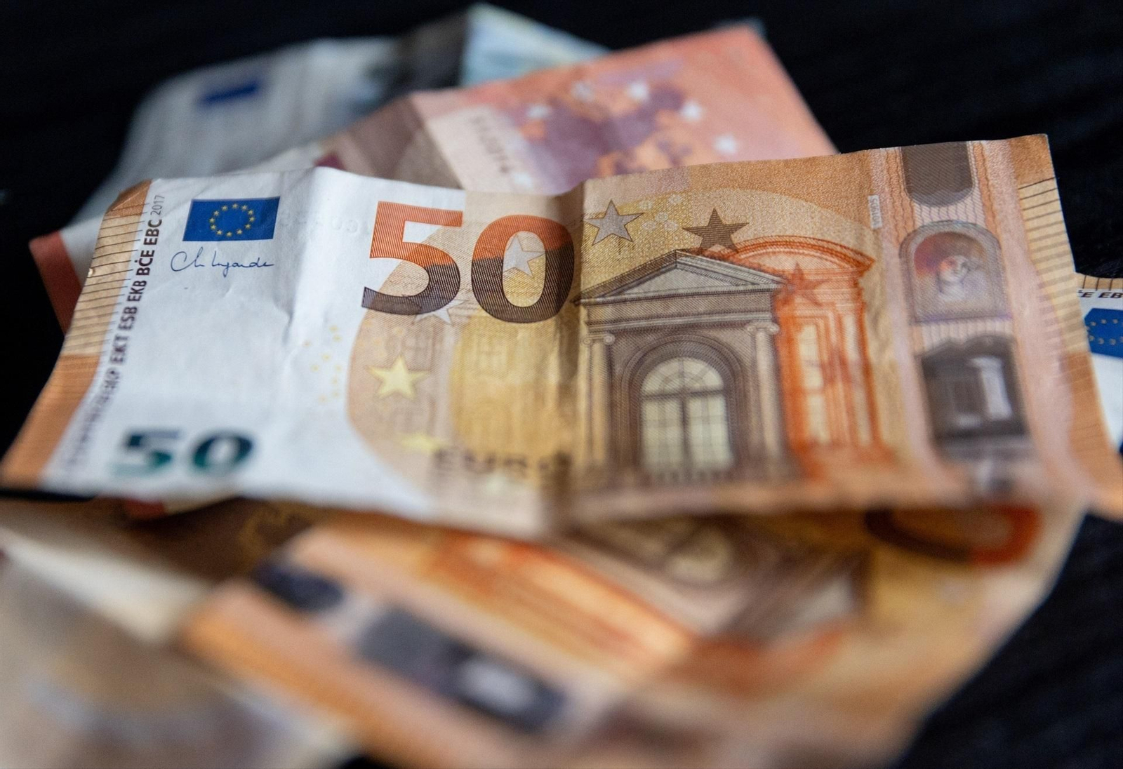 Varios billetes.
