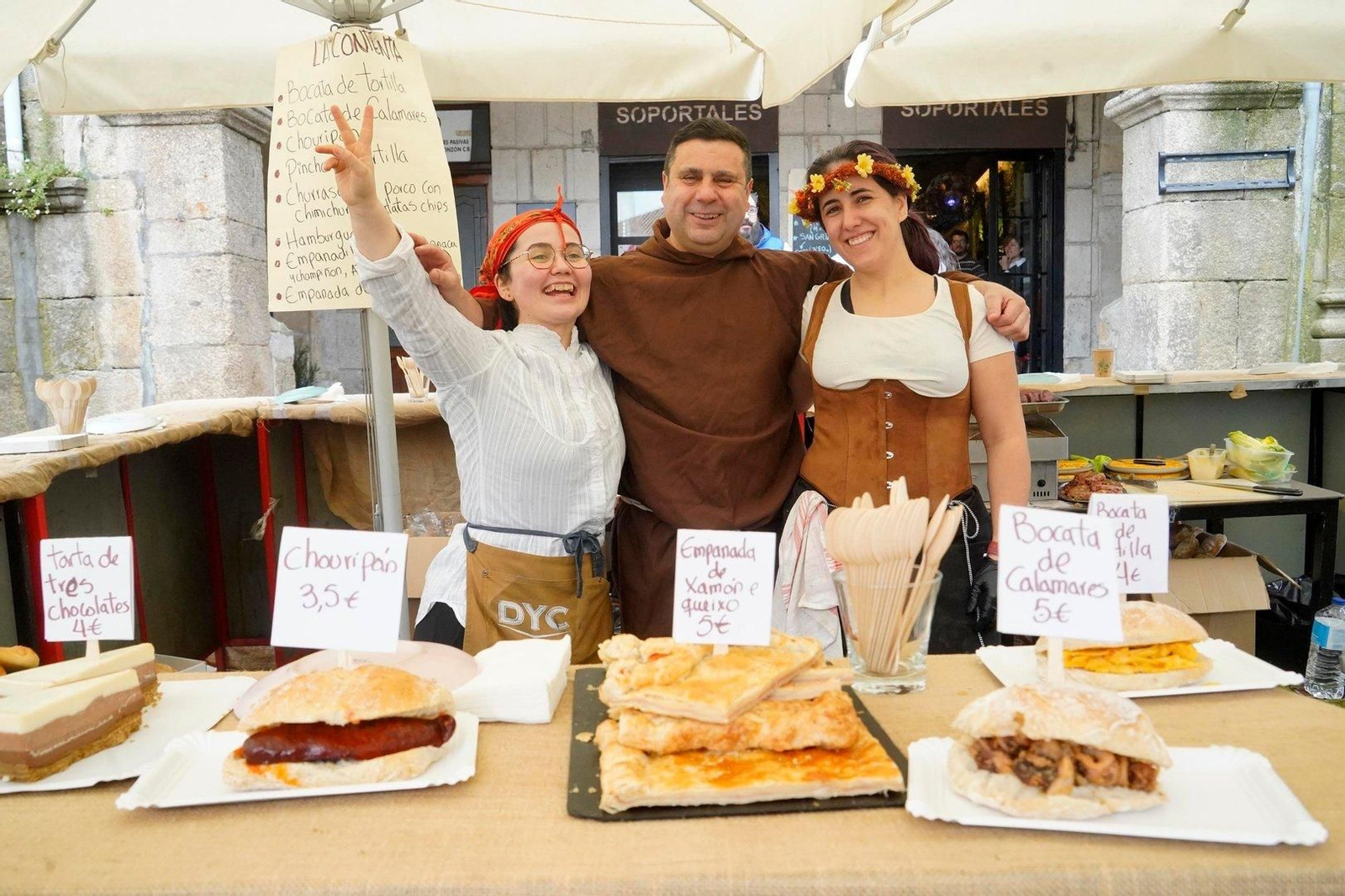 Puestos de comida en el mercado de la Reconquista.