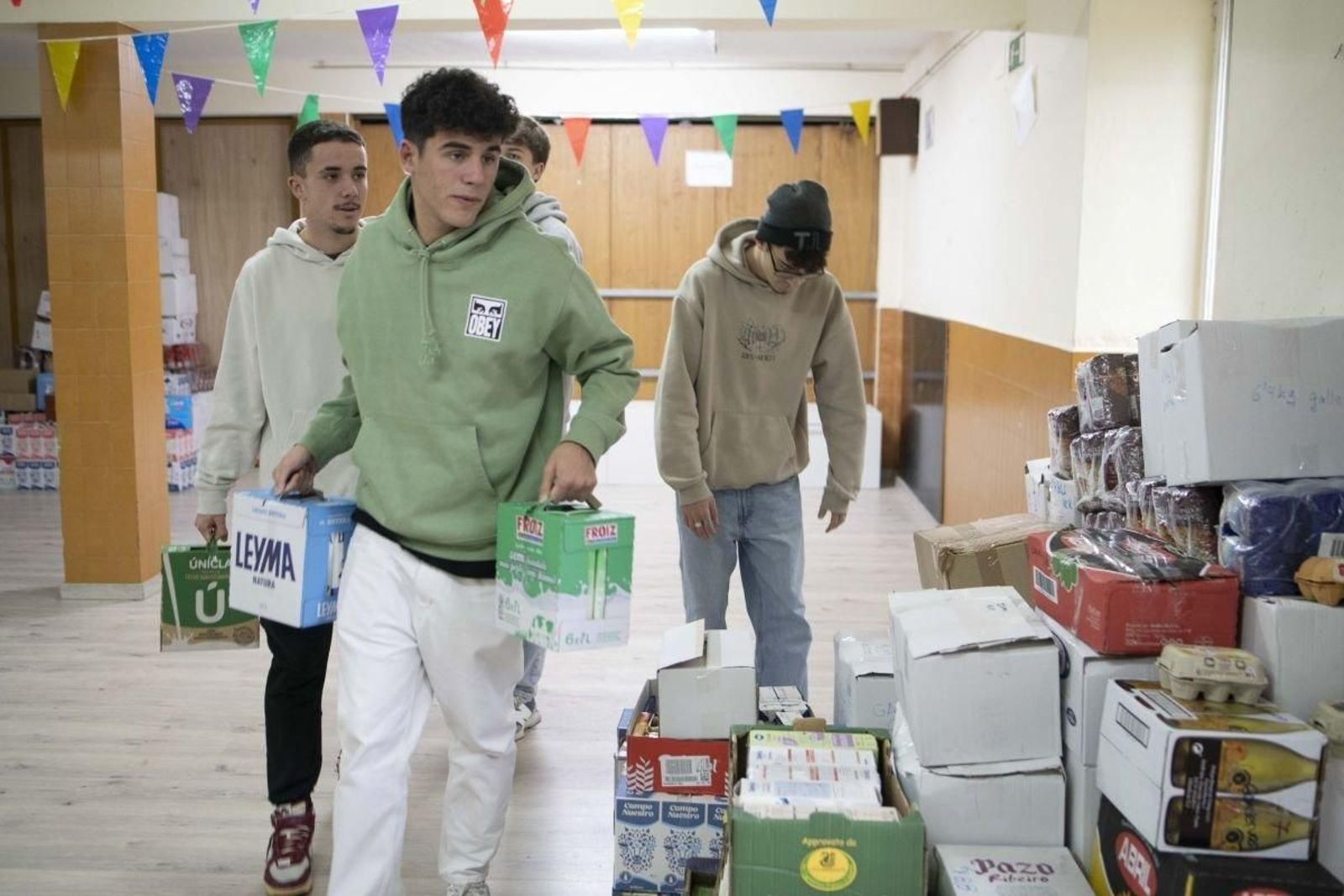 Miembros de Amencer entregan los alimentos a Cáritas.