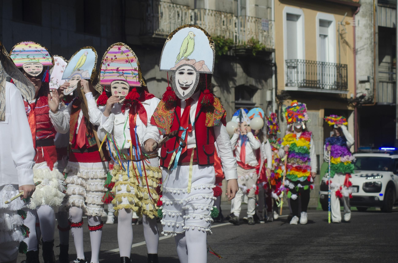 Los niños animan las calles de Ribadavia con el desfile escolar de Entroido
